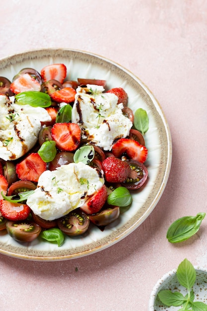 Ensalada con fresas mozzarella y tomates cherry