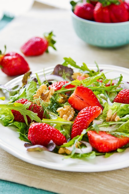 Ensalada de Fresas con Nueces y Rúcula de Aderezo Balsámico