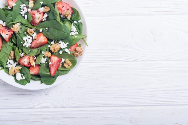 Ensalada de fresas con queso de espinacas y nueces Comida sana