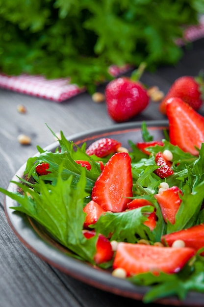 Ensalada de fresas con rúcula, nueces y miel