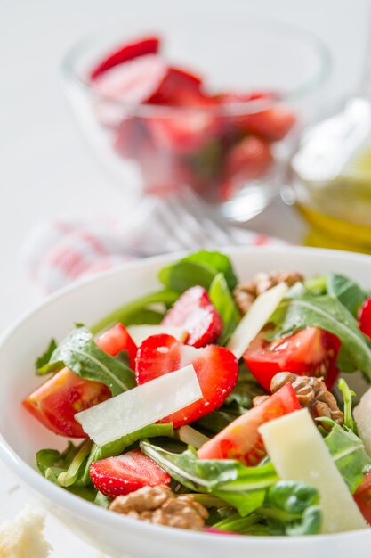 Ensalada De Fresas En Tazón Blanco