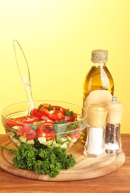 Foto ensalada fresca y aceite sobre fondo verde.