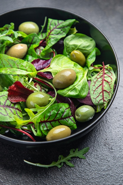 Ensalada fresca aceitunas verdes de oliva comida saludable comida dieta merienda en la mesa espacio de copia fondo de alimentos