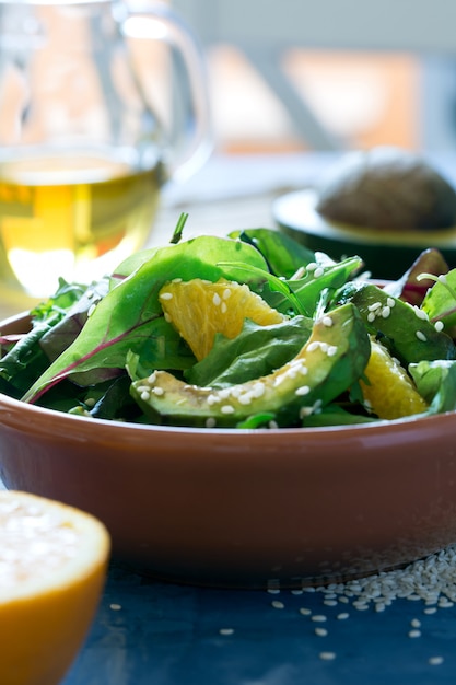 Ensalada fresca con aguacate y naranja