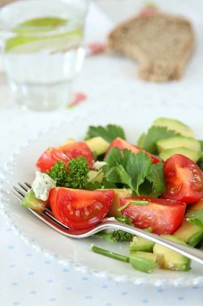 Ensalada fresca con aguacate, tomate y queso.