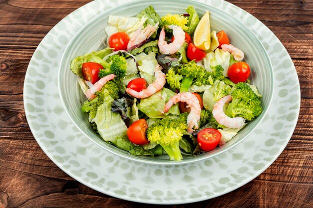 Ensalada fresca con camarón de brócoli y ensalada de mariscos fresca de hojas verdes.