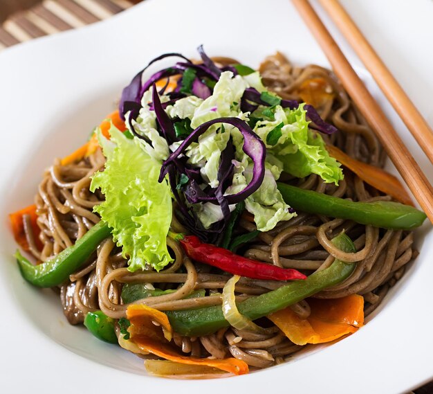 Ensalada fresca con carne de res y verduras