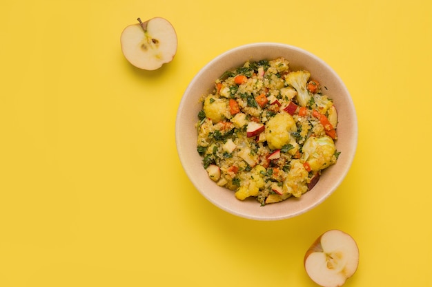 Ensalada fresca con coliflor guisada y quinoa