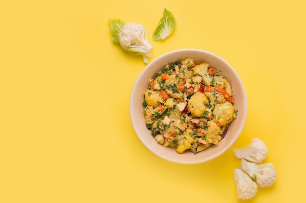 Ensalada fresca con coliflor guisada y quinoa