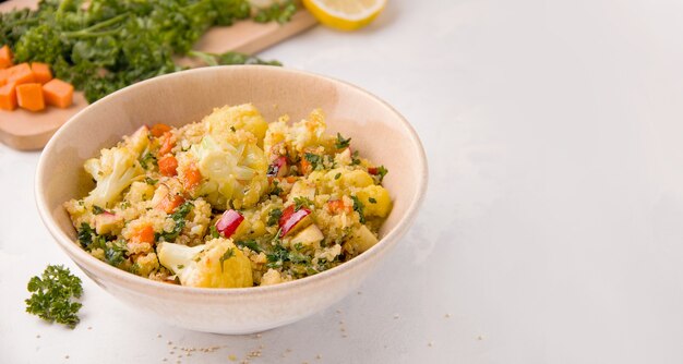 Ensalada fresca con coliflor guisada y quinoa