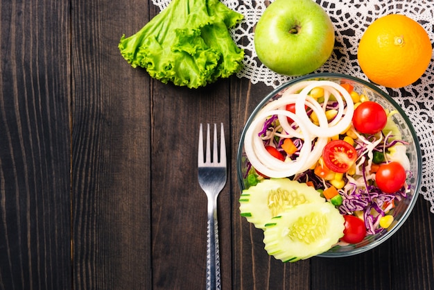 Ensalada fresca colorida saludable con quinoa, tomates y verduras mixtas en un plato