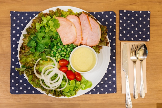 Ensalada fresca con deliciosa pechuga de pollo, roble verde, lechuga, cebolla y tomate.