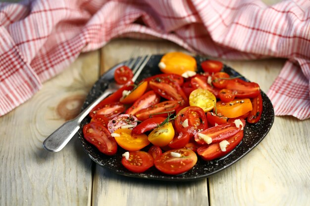 Ensalada fresca con diferentes variedades de tomates.