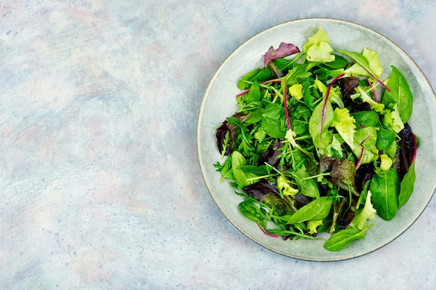 Ensalada fresca con espacio de verduras mixtas para texto