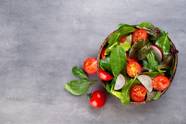 Ensalada fresca con espinacas tiernas y tomate, rábano y ensalada.