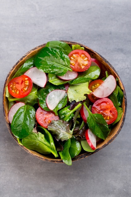 Ensalada fresca con espinacas tiernas y tomate, rábano y ensalada.