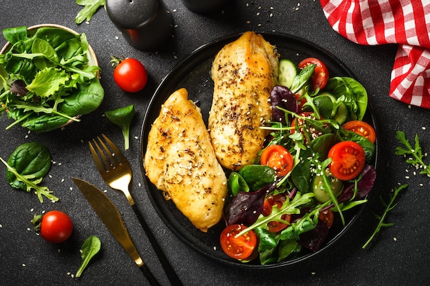 Ensalada fresca con filete de pollo y verduras en negro Dieta cetogénica de alimentos saludables