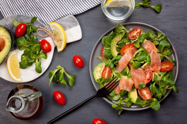 Ensalada fresca hecha de salmón, tomate y aguacate