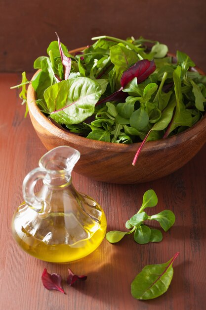 Ensalada fresca de hojas en un tazón de espinacas y rúcula