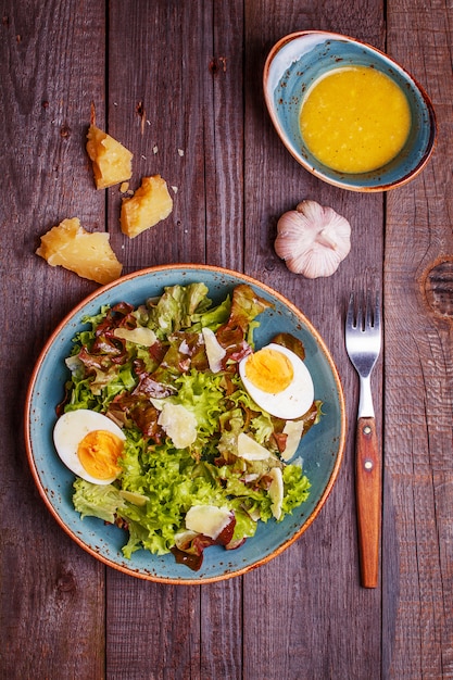 Ensalada fresca con huevo y parmesano en un plato