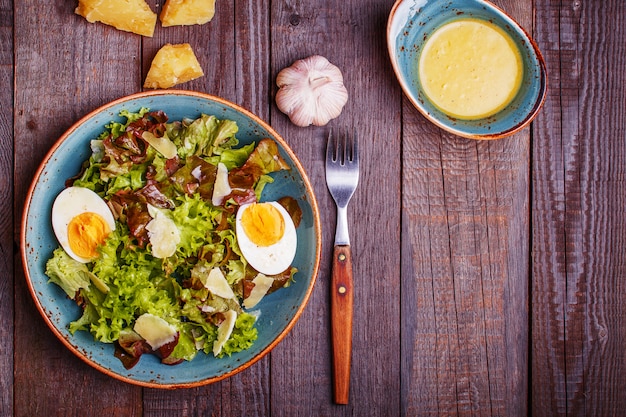 Ensalada fresca con huevo y queso parmesano