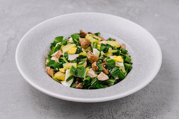 Ensalada fresca con huevo y setas en el plato