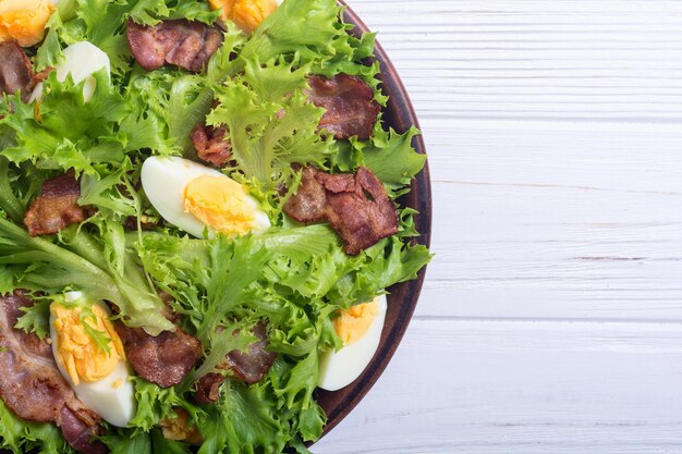 Ensalada fresca con huevos de tocino y lechuga