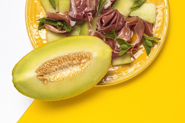 Ensalada fresca de jamón serrano con melón cantalupo