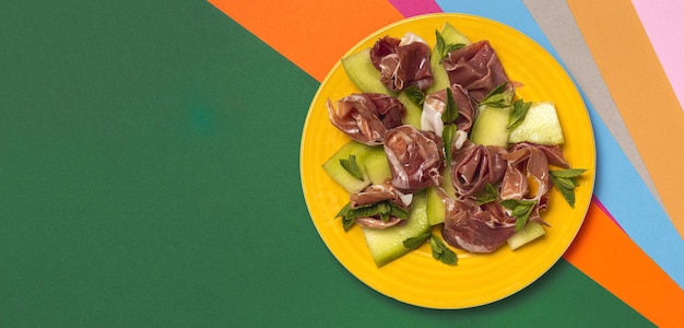 Ensalada fresca de jamón serrano con melón cantalupo