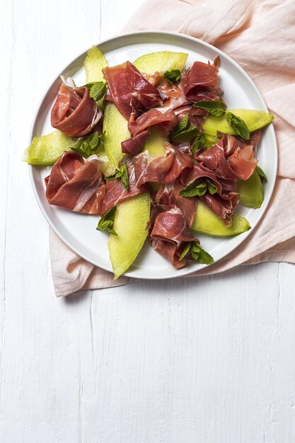 Ensalada fresca de jamón serrano con melón cantalupo