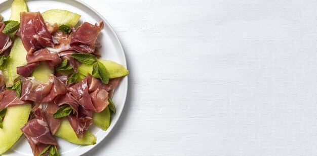 Ensalada fresca de jamón serrano con melón cantalupo