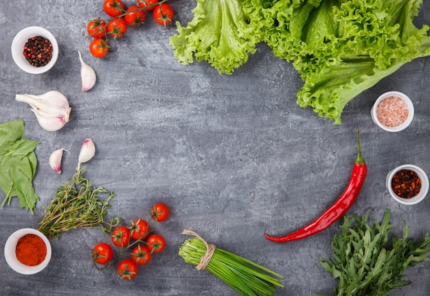 Ensalada fresca de lechuga con especias y verduras frescas. Vegetariana