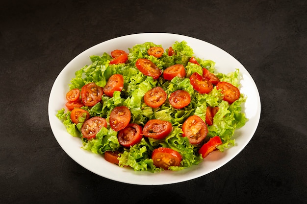 Ensalada fresca con lechuga y tomate