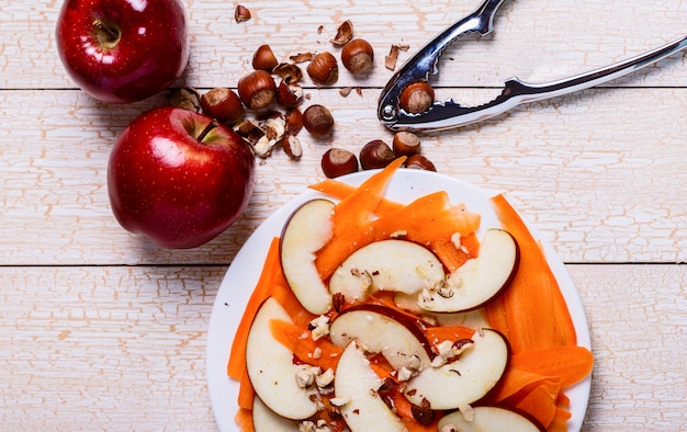 Ensalada fresca con manzanas, zanahorias, avellanas