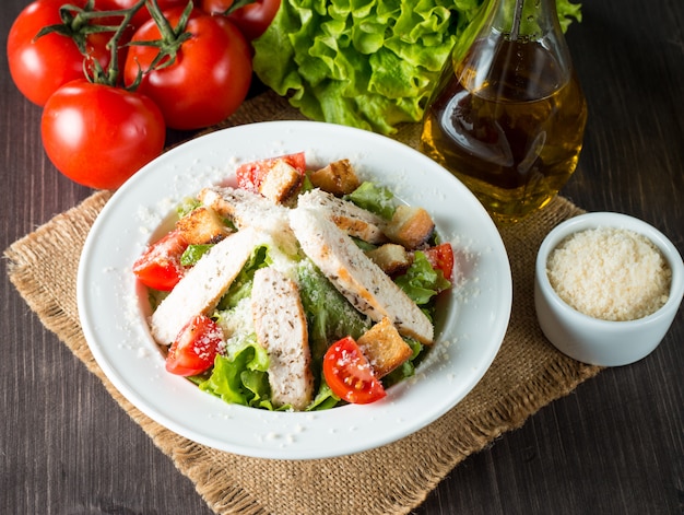 Ensalada fresca en mesa de madera