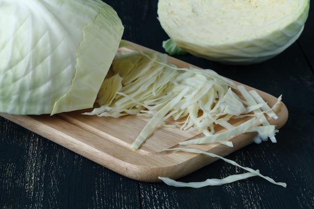 Ensalada fresca en mesa de madera