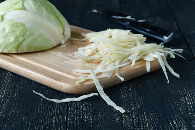 Ensalada fresca en mesa de madera