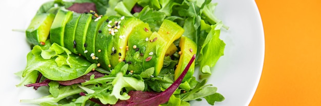 Ensalada fresca mezcla de hojas de aguacate lechuga espinaca rúcula acelga lechuga comida snack en la mesa