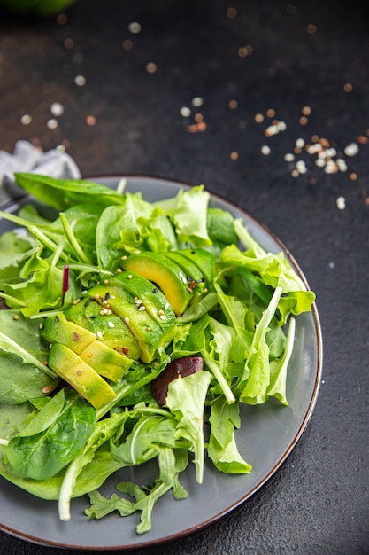 Ensalada fresca mezcla de hojas de aguacate lechuga espinaca rúcula acelga lechuga comida snack en la mesa