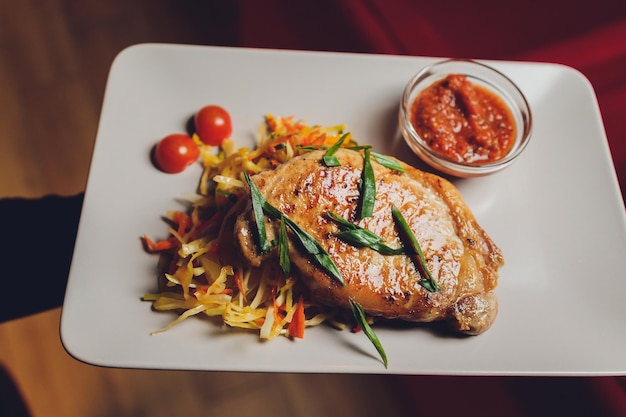 Ensalada fresca con napa col zanahoria pollo cilantro y semillas de sésamo