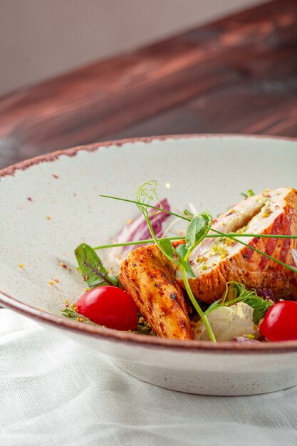 Ensalada fresca con pechuga de pollo en un plato