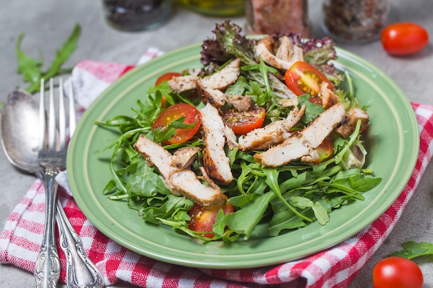 Ensalada fresca con pechuga de pollo, rúcula y tomate. Vista superior