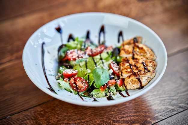 ensalada fresca con pechuga de pollo y tomate. Vista superior