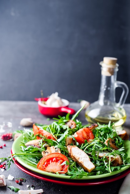 Ensalada fresca con pechuga de pollo