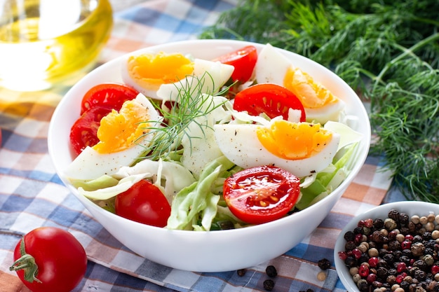 Ensalada fresca de pepino, tomate, huevo y verduras. ensalada de primavera,