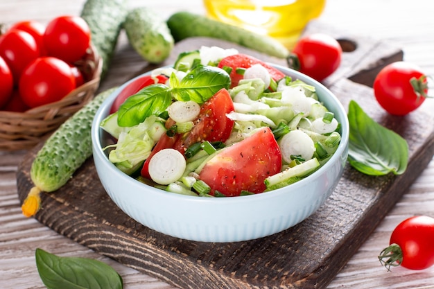 Ensalada fresca de pepino, tomate y verduras. Ensalada de primavera, comida dietética.