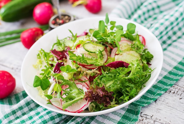 Ensalada fresca de pepinos, rábanos y hierbas.