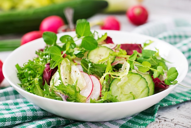 Ensalada fresca de pepinos, rábanos y hierbas.