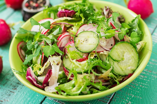 Ensalada fresca de pepinos, rábanos y hierbas.