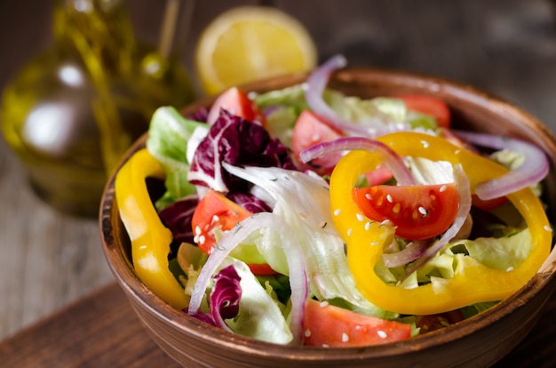 Ensalada fresca con pimiento, tomate y cebolla